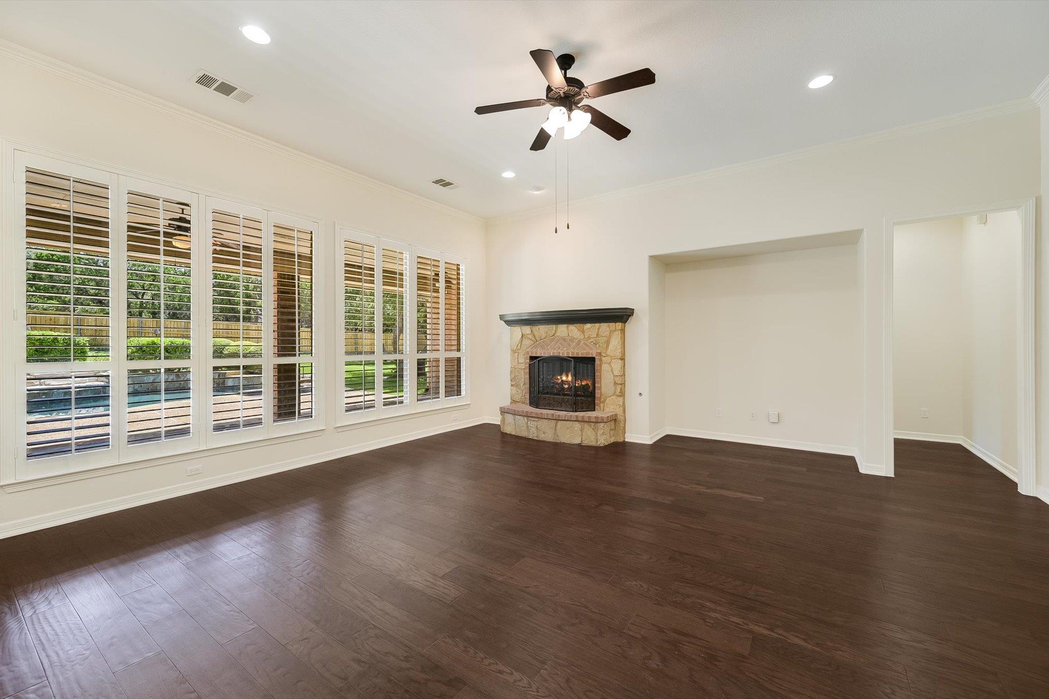 560  Aspen Dr photo 2