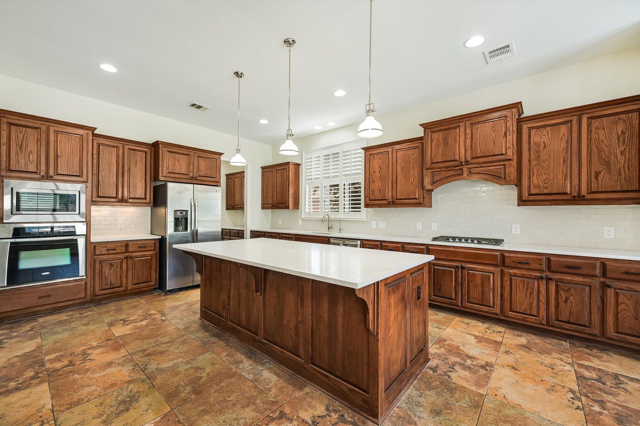 560  Aspen Dr photo 3